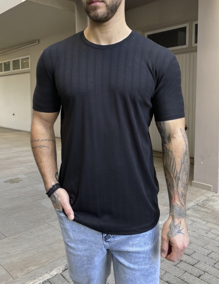 Ανδρική μαύρη κοντομάνικη μπλούζα με ανάγλυφο ύφασμα R250332M